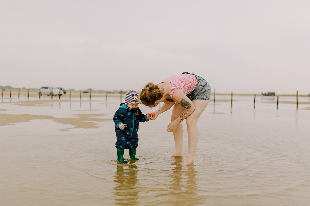 Familienreportage St. Peter-Ording — Mutter und Kind im Watt